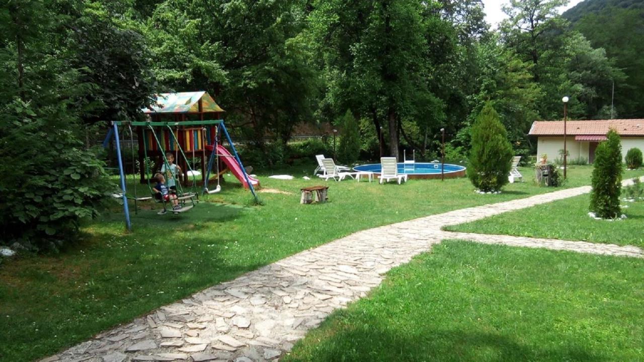 Hotel Valdis Pastra Exterior photo