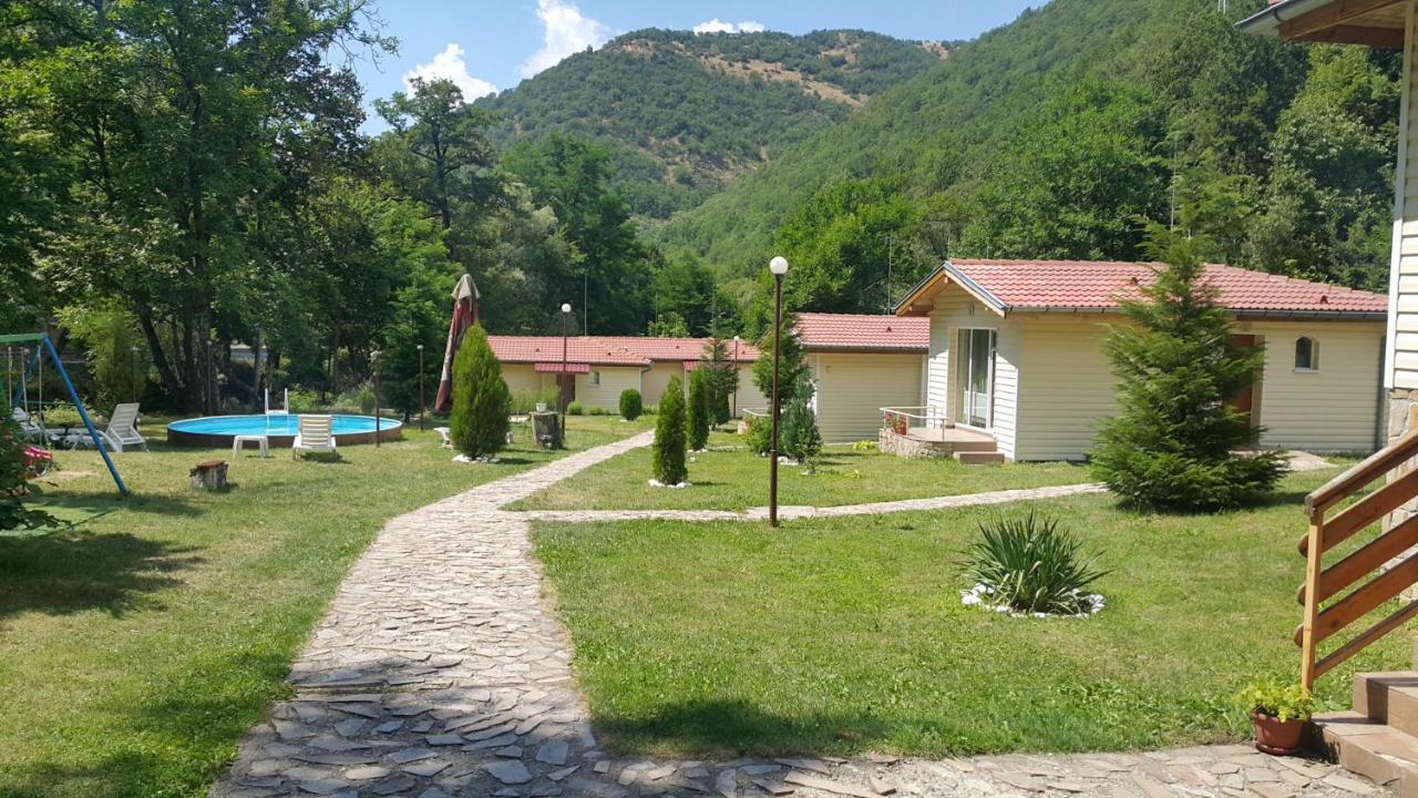Hotel Valdis Pastra Exterior photo