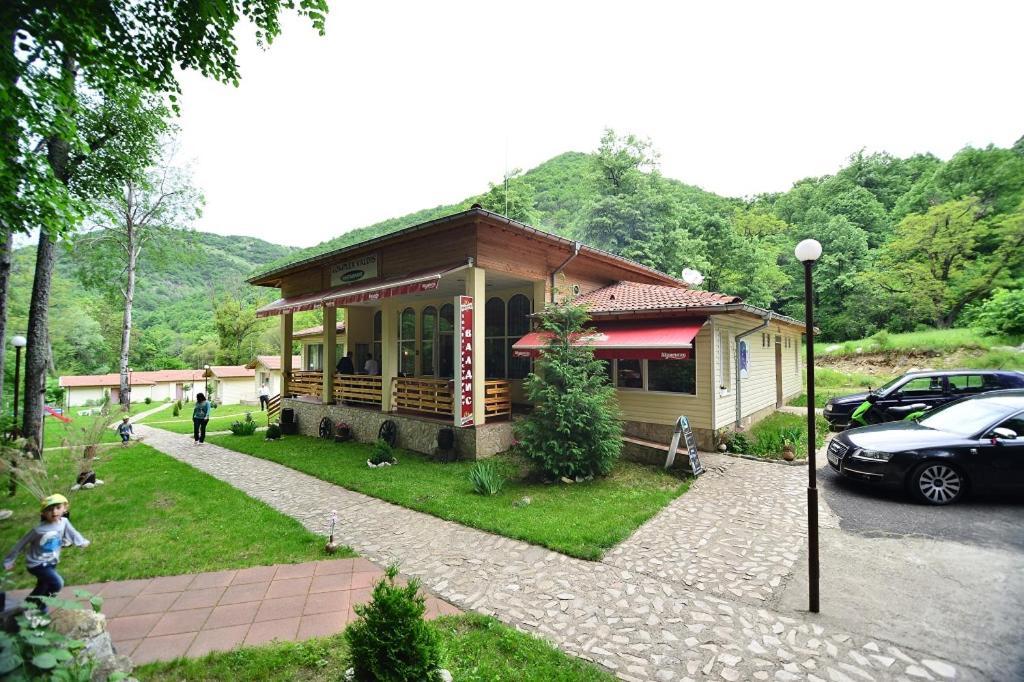 Hotel Valdis Pastra Exterior photo